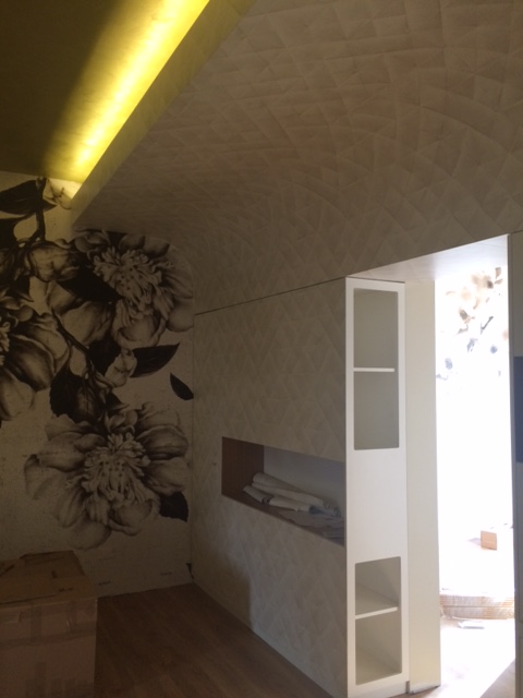 Soffitto dorato con luce diffusa