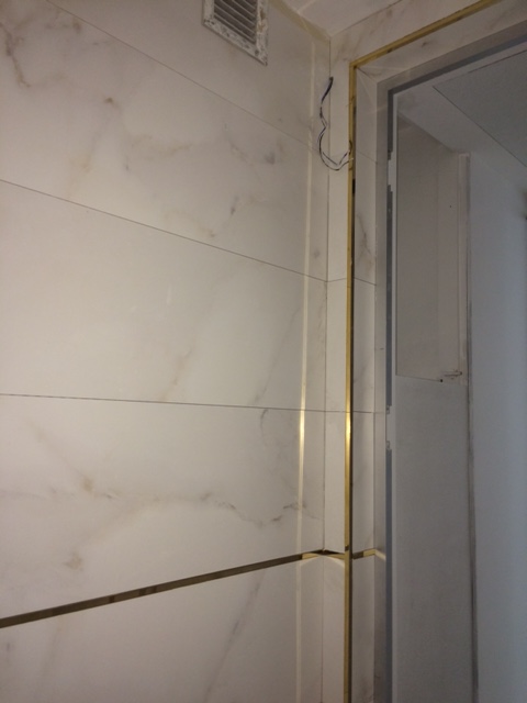 Piastrelle bianche e applicazione oro